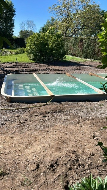 Installation d'une piscine coque polyester à Paslières dans le Puy-de-Dôme, Clermont-Ferrand, Acti-Commerce